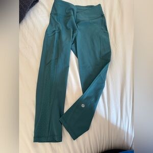 Lululemon blue/green size 6 leggings 3/4 length, design on sides & pockets
